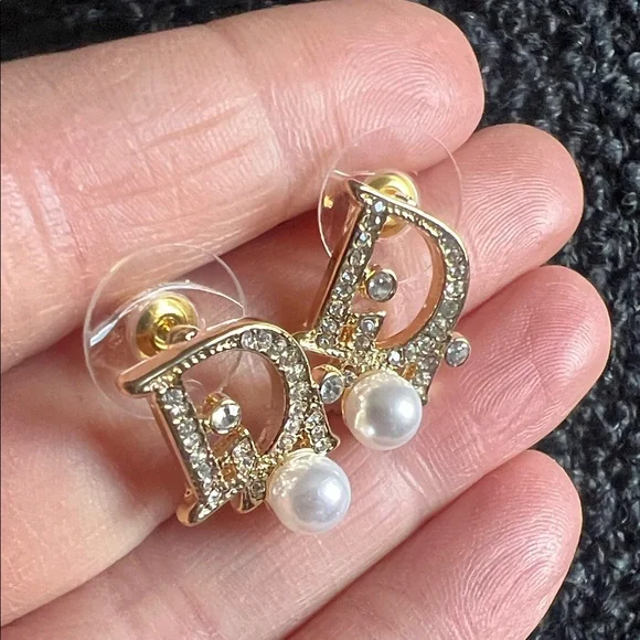 Elegant Gold and Pearl Earrings - Picture 5 of 8